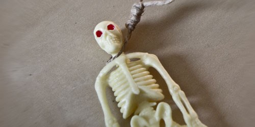 Erhängtes Skelett Halloween Einladung